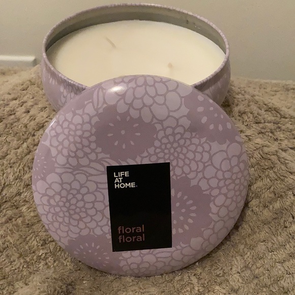 Life At Home 3 wick floral scented candle - Picture 2 of 2